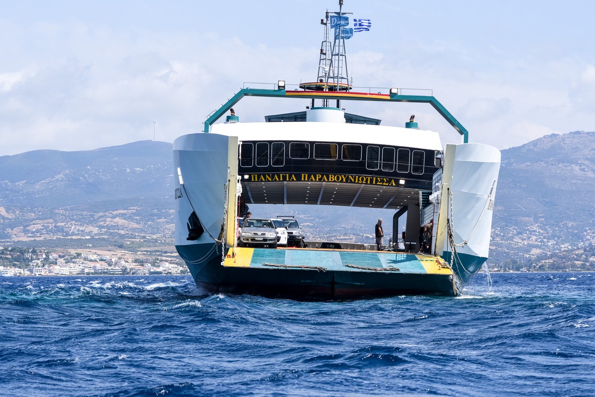 Προσάραξη φέρι μποτ σε ξέρα στα Νέα Στύρα Ευβοίας.Το πλοίο, προσάραξε την Τρίτη 05/08 σε ξέρα λίγο έξω από το λιμάνι στα Νέα Στύρα, τη στιγμή που εκτελούσε το δρομολόγιο προς την Αγία Μαρίνα, με αποτέλεσμα την απίστευτη ταλαιπωρία των 105 επιβατών του. Ώρες μετά το περιστατικό που έχει προκαλέσει μεγάλο σάλο, το φέρι μποτ παραμένει κολλημένο στην ξέρα, με τις διαδικασίες ρυμούλκησής του να μην έχουν ξεκινήσει, ενώ το υπουργείο Ναυτιλίας κάνει λόγο για "σοβαρό ζήτημα ασφάλειας" αναφορικά αφενός με τις περιουσίες των πολιτών κι αφετέρου με την προστασία του θαλάσσιου περιβάλλοντος. Στο πλαίσιο αυτό, το υπουργείο έστειλε στον εισαγγελέα την πλοιοκτήτρια εταιρεία, Τετάρτη 6 Αυγούστου 2025 (ΘΟΔΩΡΗΣ ΝΙΚΟΛΑΟΥ/EUROKINISSI)