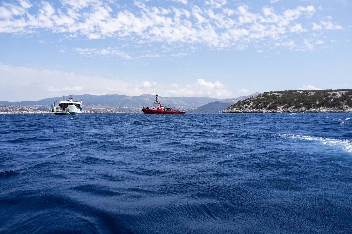 Προσάραξη φέρι μποτ σε ξέρα στα Νέα Στύρα Ευβοίας.Το πλοίο, προσάραξε την Τρίτη 05/08 σε ξέρα λίγο έξω από το λιμάνι στα Νέα Στύρα, τη στιγμή που εκτελούσε το δρομολόγιο προς την Αγία Μαρίνα, με αποτέλεσμα την απίστευτη ταλαιπωρία των 105 επιβατών του. Ώρες μετά το περιστατικό που έχει προκαλέσει μεγάλο σάλο, το φέρι μποτ παραμένει κολλημένο στην ξέρα, με τις διαδικασίες ρυμούλκησής του να μην έχουν ξεκινήσει, ενώ το υπουργείο Ναυτιλίας κάνει λόγο για "σοβαρό ζήτημα ασφάλειας" αναφορικά αφενός με τις περιουσίες των πολιτών κι αφετέρου με την προστασία του θαλάσσιου περιβάλλοντος. Στο πλαίσιο αυτό, το υπουργείο έστειλε στον εισαγγελέα την πλοιοκτήτρια εταιρεία, Τετάρτη 6 Αυγούστου 2025 (ΘΟΔΩΡΗΣ ΝΙΚΟΛΑΟΥ/EUROKINISSI)