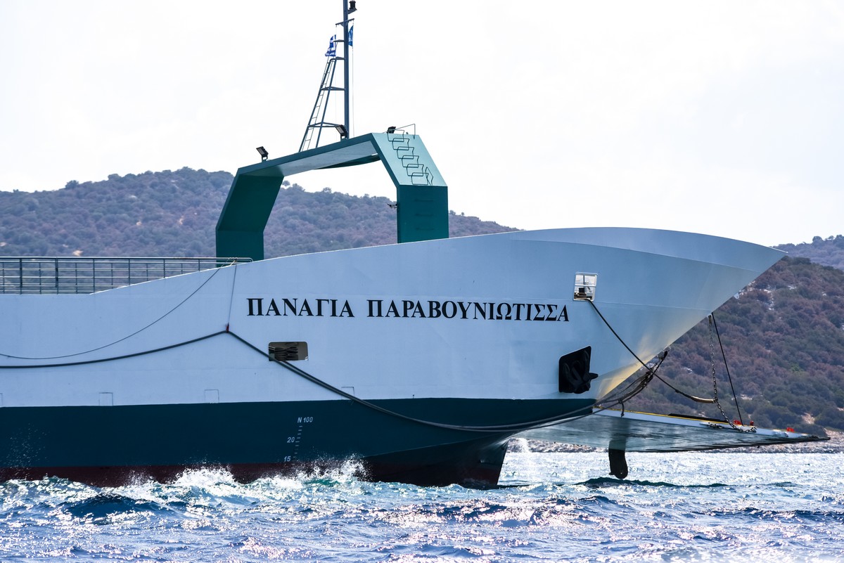 Προσάραξη φέρι μποτ σε ξέρα στα Νέα Στύρα Ευβοίας.Το πλοίο, προσάραξε την Τρίτη 05/08 σε ξέρα λίγο έξω από το λιμάνι στα Νέα Στύρα, τη στιγμή που εκτελούσε το δρομολόγιο προς την Αγία Μαρίνα, με αποτέλεσμα την απίστευτη ταλαιπωρία των 105 επιβατών του. Ώρες μετά το περιστατικό που έχει προκαλέσει μεγάλο σάλο, το φέρι μποτ παραμένει κολλημένο στην ξέρα, με τις διαδικασίες ρυμούλκησής του να μην έχουν ξεκινήσει, ενώ το υπουργείο Ναυτιλίας κάνει λόγο για "σοβαρό ζήτημα ασφάλειας" αναφορικά αφενός με τις περιουσίες των πολιτών κι αφετέρου με την προστασία του θαλάσσιου περιβάλλοντος. Στο πλαίσιο αυτό, το υπουργείο έστειλε στον εισαγγελέα την πλοιοκτήτρια εταιρεία, Τετάρτη 6 Αυγούστου 2025 (ΘΟΔΩΡΗΣ ΝΙΚΟΛΑΟΥ/EUROKINISSI)