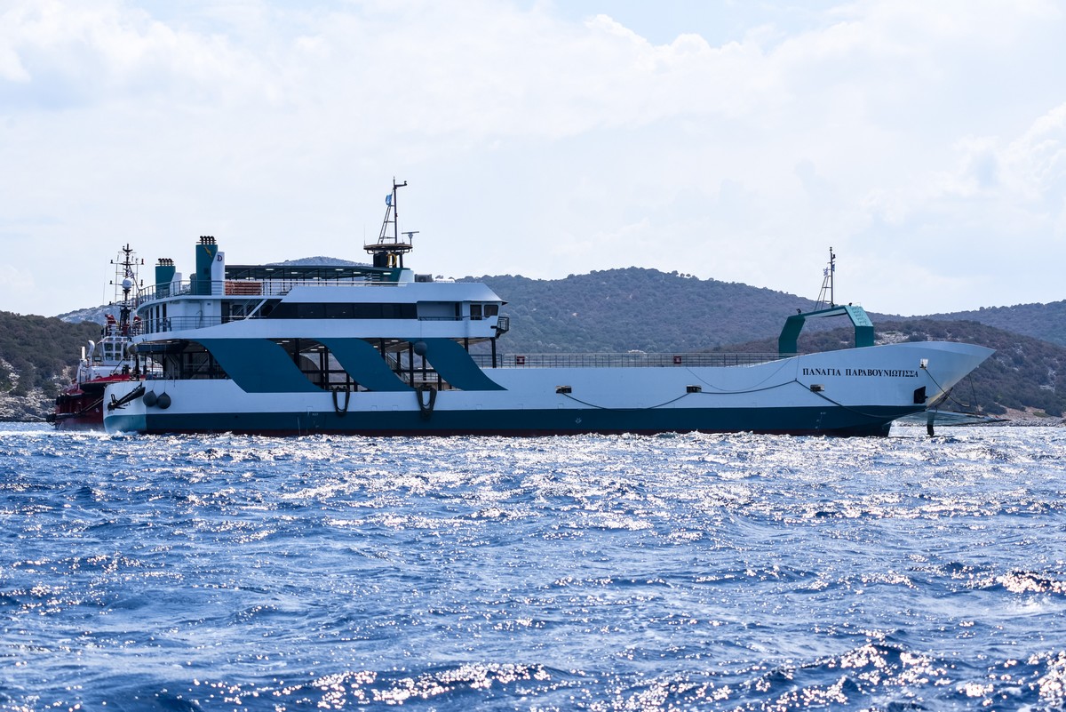 Προσάραξη φέρι μποτ σε ξέρα στα Νέα Στύρα Ευβοίας.Το πλοίο, προσάραξε την Τρίτη 05/08 σε ξέρα λίγο έξω από το λιμάνι στα Νέα Στύρα, τη στιγμή που εκτελούσε το δρομολόγιο προς την Αγία Μαρίνα, με αποτέλεσμα την απίστευτη ταλαιπωρία των 105 επιβατών του. Ώρες μετά το περιστατικό που έχει προκαλέσει μεγάλο σάλο, το φέρι μποτ παραμένει κολλημένο στην ξέρα, με τις διαδικασίες ρυμούλκησής του να μην έχουν ξεκινήσει, ενώ το υπουργείο Ναυτιλίας κάνει λόγο για "σοβαρό ζήτημα ασφάλειας" αναφορικά αφενός με τις περιουσίες των πολιτών κι αφετέρου με την προστασία του θαλάσσιου περιβάλλοντος. Στο πλαίσιο αυτό, το υπουργείο έστειλε στον εισαγγελέα την πλοιοκτήτρια εταιρεία, Τετάρτη 6 Αυγούστου 2025 (ΘΟΔΩΡΗΣ ΝΙΚΟΛΑΟΥ/EUROKINISSI)