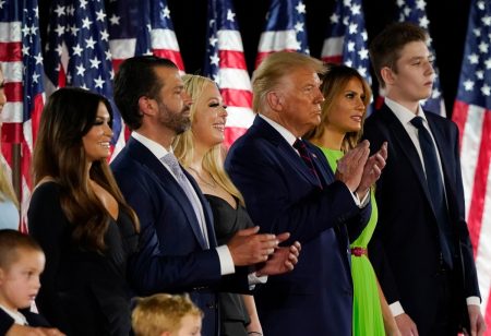 «Είναι εκβιαστές» – Νέα επίθεση Τραμπ στους Δημοκρατικούς για την Γκιλφόιλ