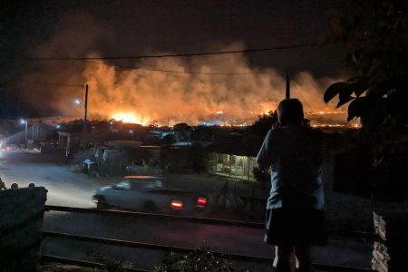 Φωτιά στην Πυλαία Φερών – Μάχη με τις φλόγες λόγω των δυνατών ανέμων