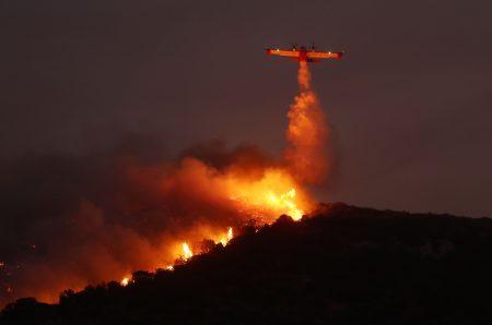 Φωτιά στην Κερατέα: Σταμάτησαν οι ρίψεις νερού – Οι τελευταίες πτήσεις