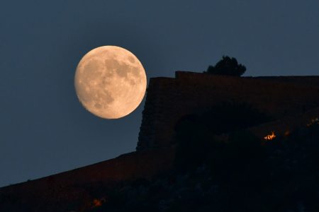 Πανσέληνος Αυγούστου 2025: Πότε θα δούμε το φεγγάρι του Οξύρρυγχου
