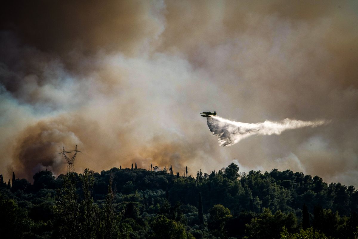 Φωτιά στην Ηλεία: Μεγάλη αναζωπύρωση στο Χελιδόνι