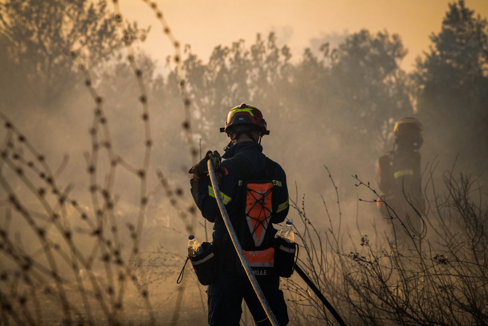 Σε ύφεση η φωτιά στην Ανατολική Αττική – Συνεχείς ρίψεις από τα εναέρια μέσα