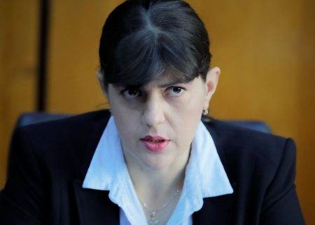 Κρατούν την ανάσα τους μέχρι να μιλήσει η Λάουρα Κοβέσι