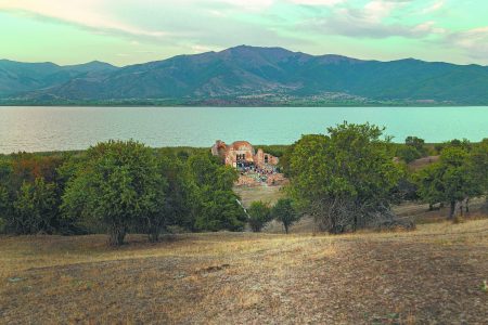 Οι Πρέσπες και η μνήμη – O μαέστρος Γιώργος Ζιάβρας μιλάει στο ΒΗΜΑ για το TRIETHNES International Music Festival