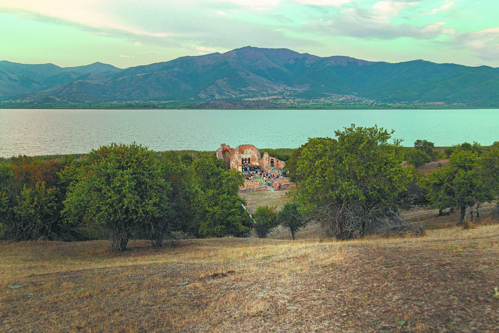 Οι Πρέσπες και η μνήμη – O μαέστρος Γιώργος Ζιάβρας μιλάει στο ΒΗΜΑ για το TRIETHNES International Music Festival