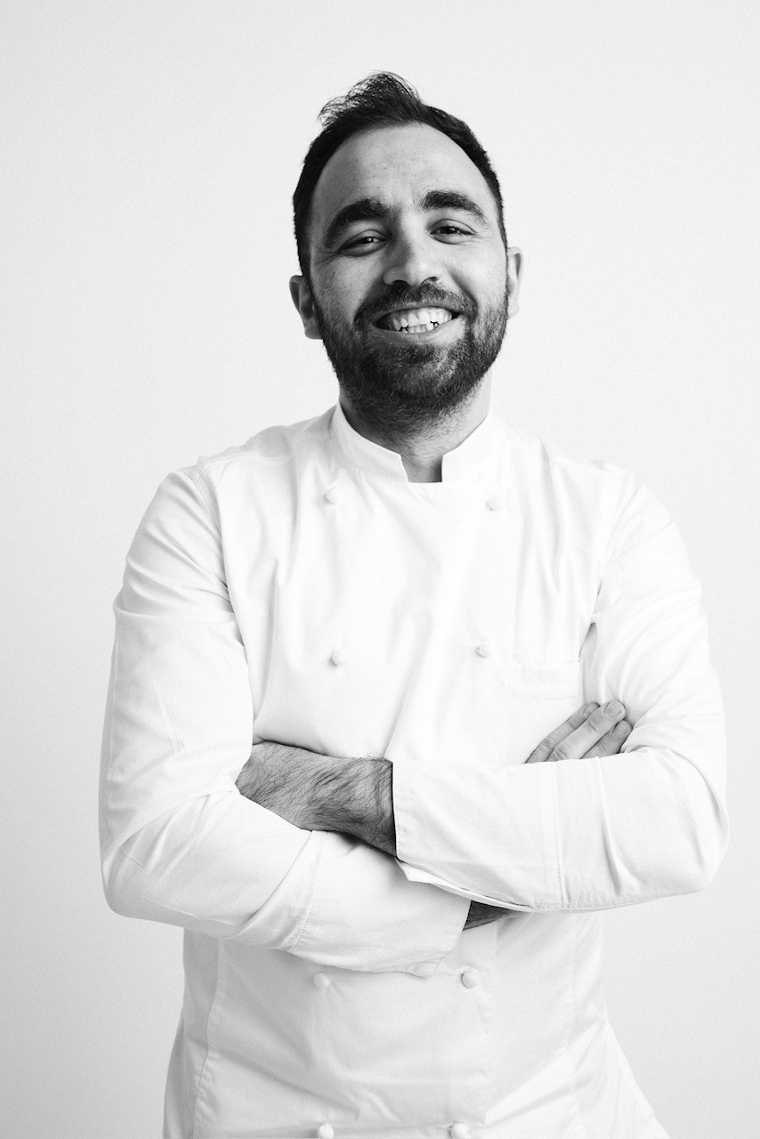 Αρσένιος Φουρκιώτης: «Μαγειρεύω για να αφηγούμαι την Ελλάδα που κουβαλάω»