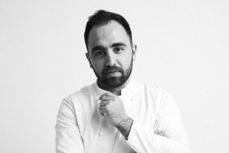 Αρσένιος Φουρκιώτης: «Μαγειρεύω για να αφηγούμαι την Ελλάδα που κουβαλάω»