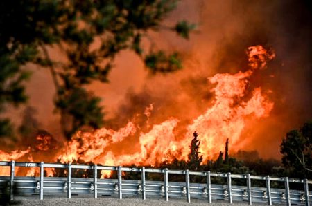 Φωτιά στην Πάτρα: Μπαράζ μηνυμάτων «112» για τρεις πυρκαγιές