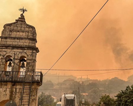 Φωτιά στη Ζάκυνθο: Συνεχίζεται η μάχη σε τρία μέτωπα