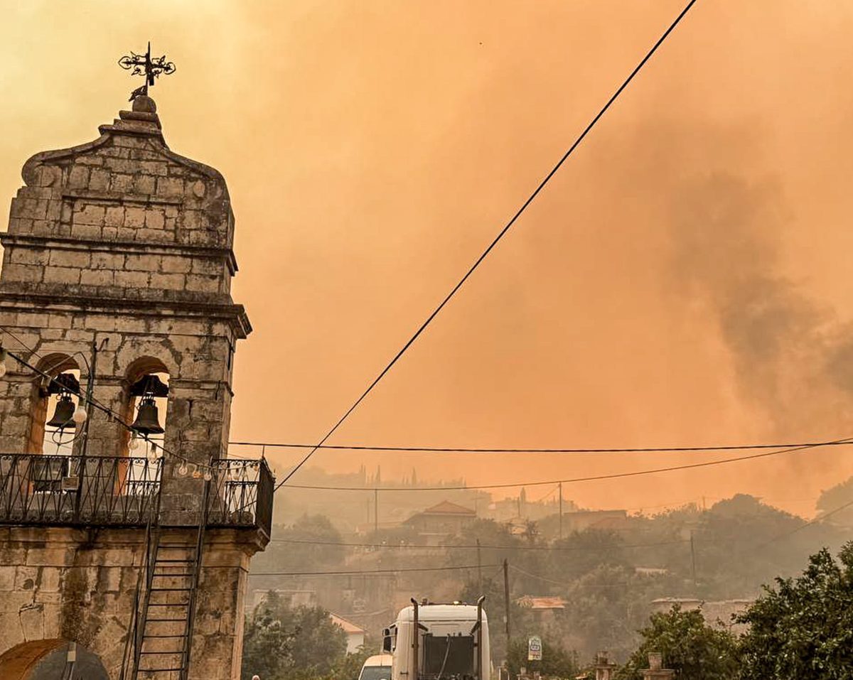 Φωτιά στη Ζάκυνθο: Συνεχίζεται η μάχη σε τρία μέτωπα