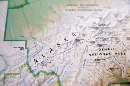 Αλάσκα: Άγνωστες ιστορίες και παράδοξα για τον τόπο συνάντησης Τραμπ-Πούτιν