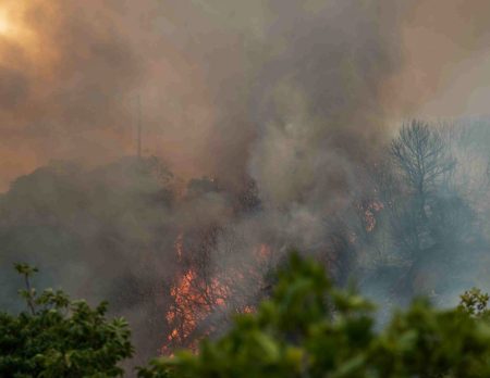 Φωτιά στην Πάτρα: Εκκενώθηκε το Καραμανδάνειο Νοσοκομείο – Μπαράζ 112