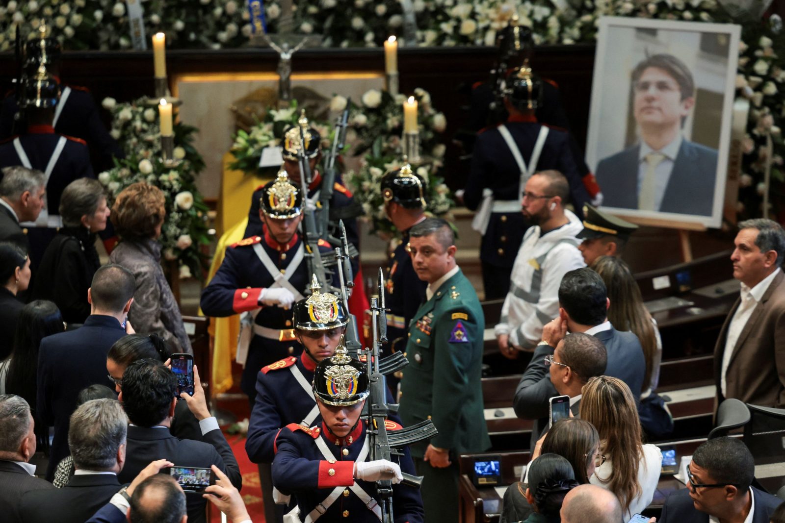 Κολομβία: Πλήθος κόσμου αποχαιρετά τον δολοφονηθέντα υποψήφιο πρόεδρο Μιγκέλ Ουρίμπε