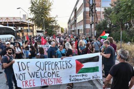 Ανεπιθύμητος ο IDF και στον Βόλο: Με κρότου – λάμψης η βόλτα των επιβατών του Crown Iris