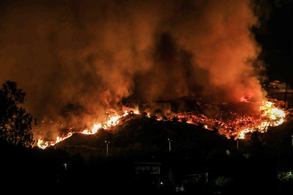 Δύσκολη νύχτα αναμένεται στη Σκύρο: Ενισχύονται συνεχώς οι πυροσβεστικές δυνάμεις | Επικαιρότητα στο PlusTV.gr