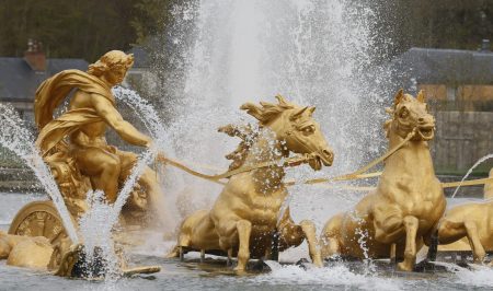 Τα αγάλματα στις Βερσαλλίες απέκτησαν φωνή – Τι γνώμη έχει για τα περιστέρια ο θεός Απόλλωνας