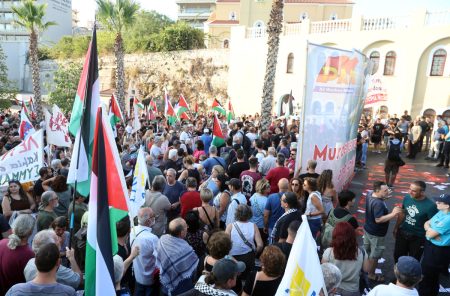 Με συνθήματα κατά της γενοκτονίας στη Γάζα «υποδέχθηκαν» το Crown Iris