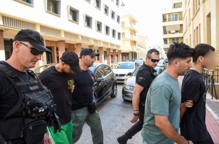 Φωτιά στην Πάτρα: Απολογούνται την Κυριακή δύο συλληφθέντες – Στον εισαγγελέα ο τρίτος