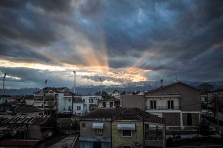 Καιρός: Υποχωρούν οι θυελλώδεις άνεμοι την Κυριακή – Πού αναμένεται να βρέξει