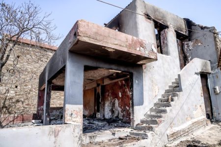 Αυτοψίες για καταγραφή ζημιών από τις φωτιές σε Χίο και Ζάκυνθο