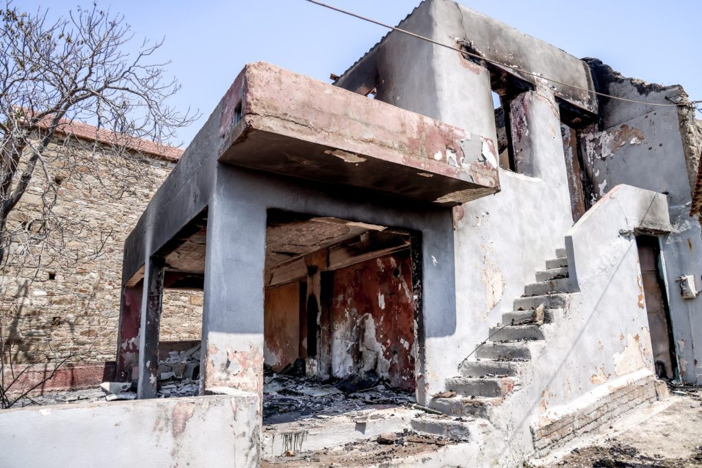 Αυτοψίες για καταγραφή ζημιών από τις φωτιές σε Χίο και Ζάκυνθο