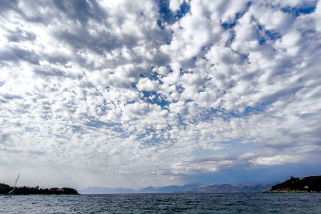 Ασταθής καιρός τη Δευτέρα με βροχές και σποραδικές καταιγίδες – Ποιες περιοχές θα επηρεαστούν