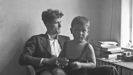 Ο Robert de Niro γίνεται 82 – Η σπάνια φωτογραφία στην αγκαλιά του πατέρα του