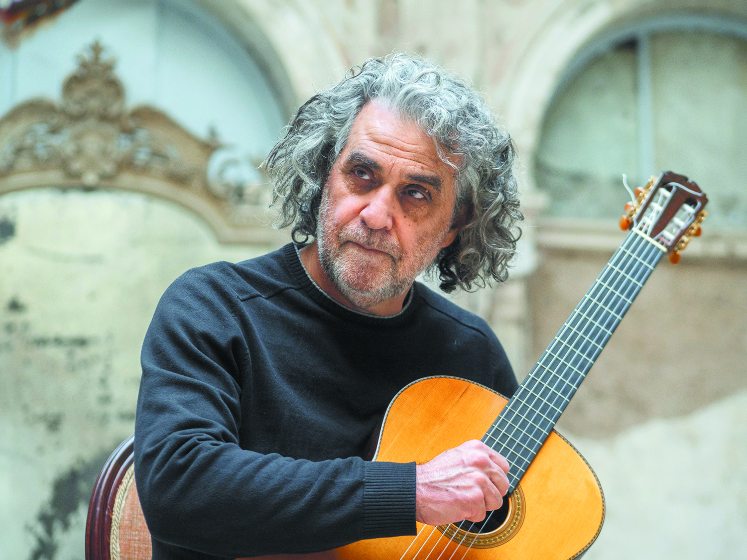 «Κοινωνική σαπίλα» και έξι κιθάρες – Ο Νίκος Χατζηελευθερίου των Guitarte Ensemble στο ΒΗΜΑ