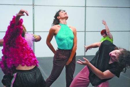 Η Μαρία Κολιοπούλου μιλάει στο ΒΗΜΑ για την παράσταση “Hounds of Μadness”