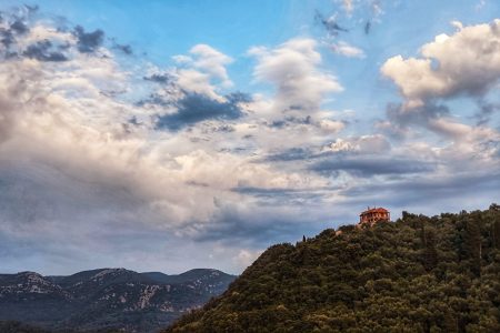 Καιρός: Βροχές, καταιγίδες και μετά καύσωνας – Από πότε και πού «χτυπάει»