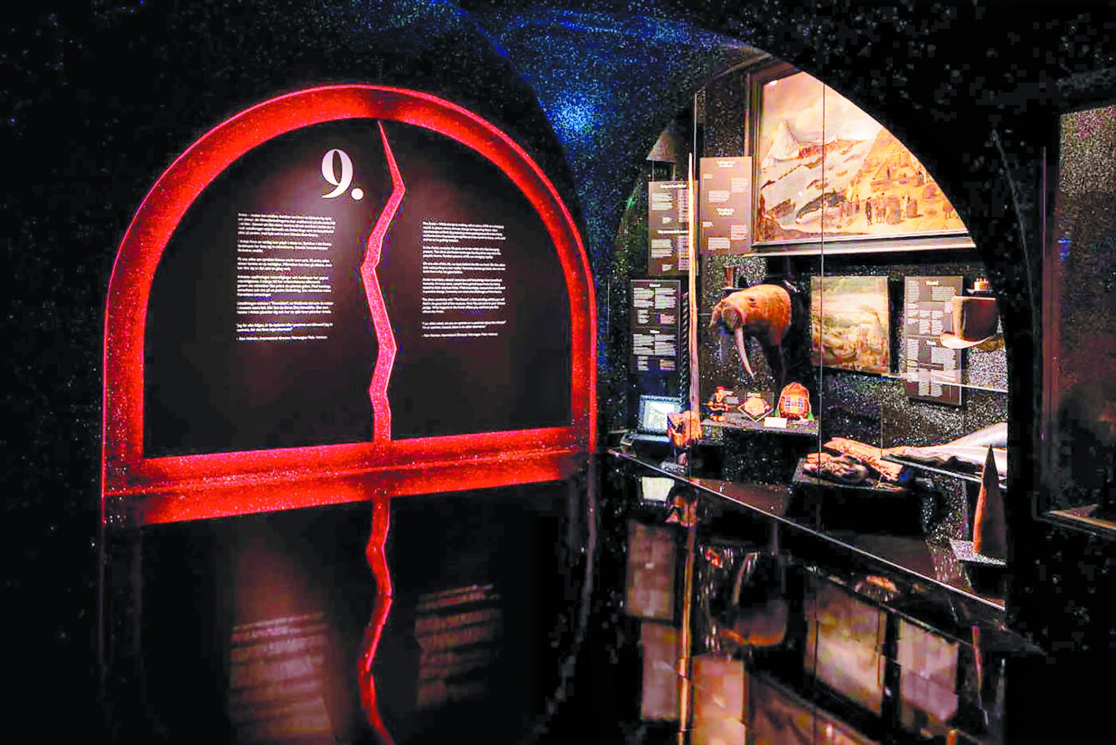 Η πορεία του επισκέπτη της έκθεσης ξεκινά από το λευκό άνοιγμα του ρήγματος ενός παγόβουνου για να καταλήξει στο μαύρο ενός σωλήνα εξόρυξης πετρελαίου.