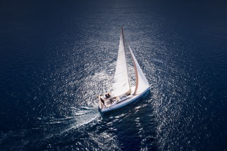 Διάσωση δύο ατόμων μετά από φωτιά σε ιστιοφόρο μεταξύ Δήλου και Ρήνειας