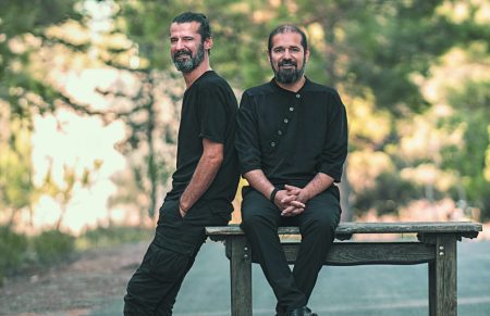 Γιώργος και Νίκος Στρατάκης: «Η μαγεία της κρητικής μουσικής ξεπερνά τα γεωγραφικά όρια»