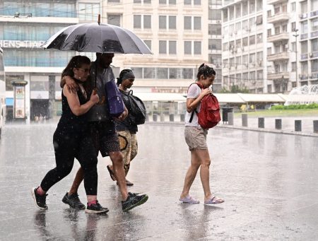 Καιρός: Ανατροπές μέχρι το βράδυ της Πέμπτης – Πού «περιορίζονται» οι βροχές