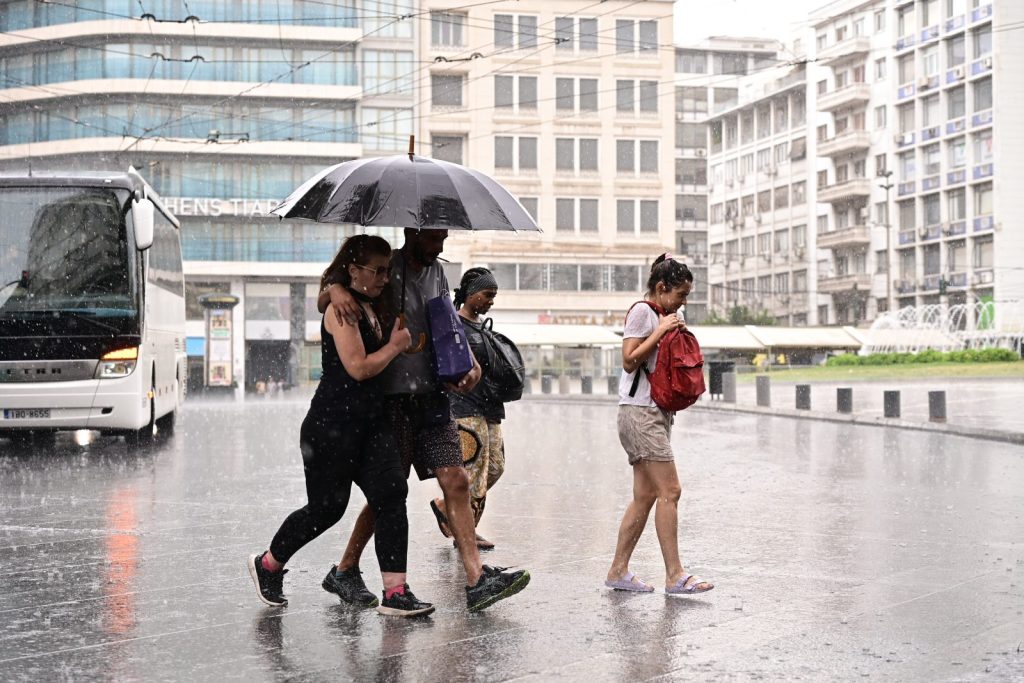 Καιρός: Μέχρι τι ώρα θα βρέχει στην Αθήνα – Έντονα φαινόμενα σε τρεις περιοχές της χώρας