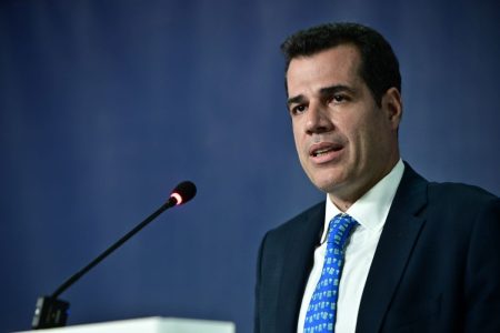 Πλεύρης: Όπλα με αυστηρούς κανόνες μόνο στο σπίτι