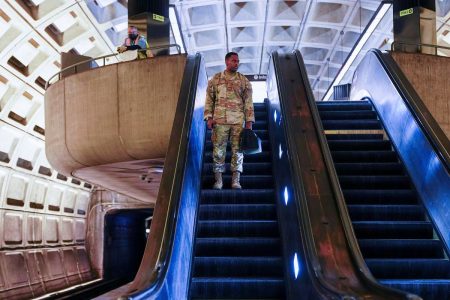 ΗΠΑ: Ο Τραμπ απειλεί με στρατό τους Δημοκρατικούς δημάρχους – Με όπλα οι εθνοφρουροί