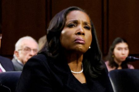 Τραμπ εναντίον Κουκ: Γιατί απειλεί να απολύσει το μέλος της Fed