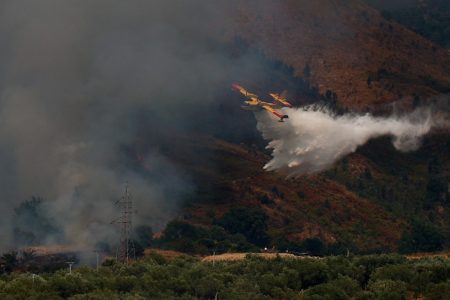 Φωτιά στο Μακροχώρι Καστοριάς – Σηκώθηκαν 4 εναέρια μέσα