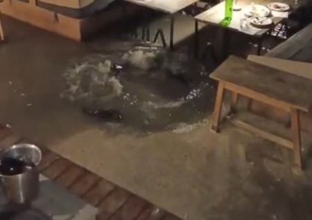 Μύκονος: Υπερχείλιση λυμάτων στην παραλία του Πλατύ Γιαλού