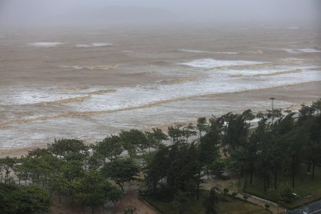 Βιετνάμ: Εκατοντάδες χιλιάδες εκκενώσεις για τον τυφώνα Κατζίκι