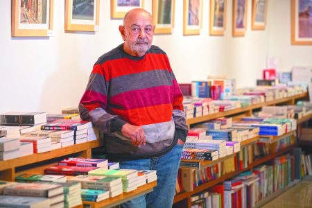 Στις «Ξεχασμένες λέξεις» του Αλέξη Πανσέληνου ένας Έλληνας μετανάστης καταλήγει ξένος και στις δύο πατρίδες του