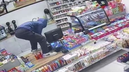 Καρέ καρέ η ληστεία σε μίνι μάρκετ στη Νέα Σμύρνη – Συνελήφθη 24χρονος