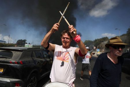 Νετανιάχου: Αγνοεί τους διαδηλωτές, αδιαφορεί για τους ομήρους και κυκλώνει τη Γάζα