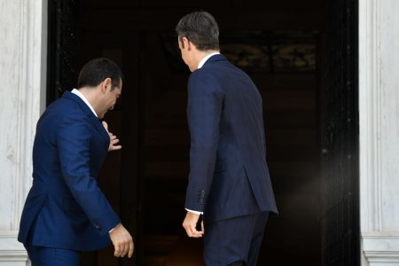 Δημοσκόπηση Interview: Σημαντική πτώση για ΝΔ, τι λένε οι πολίτες για το δίπολο Μητσοτάκης-Τσίπρας