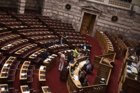 Μάχη για την ψυχή της δεξιάς πολυκατοικίας